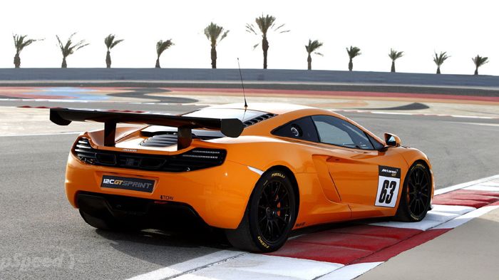 H νέα McLaren 12C GT Sprint, κάτω από το καπό, φέρει ένα διπλά υπερτροφοδοτούμενο 3,8 λτ. μοτέρ, που αποδίδει 625 ίππους και συνδυάζεται με 7τάχυτο κι